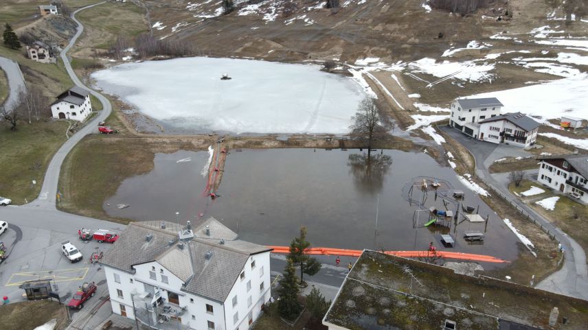 Drohnenaufnahme von der aussergewöhnlichen Situation.  Foto: Pumpiers Pisoc