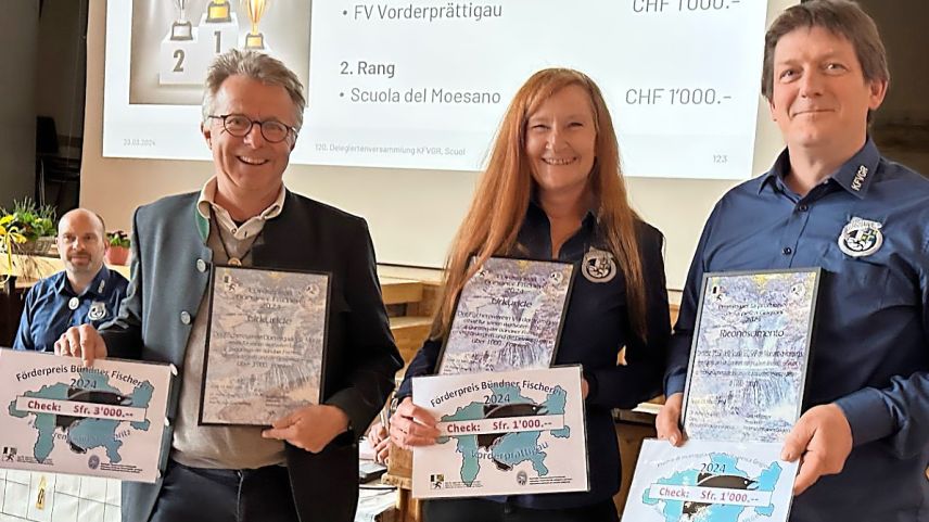 Christian Biel (links) hat den Preis für den Fischereiverein Oberengadin St. Moritz entgegengenommen. Foto: z. Vfg