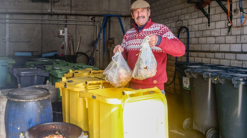 Duri Casty hilft auf der Biogas-Anlage Forz Agricula in Zuoz tatkräftig mit. Auch wenn es darum geht, Fremdstoffe aus dem Sammelgut zu entfernen. . Fotos: Jon Duschletta