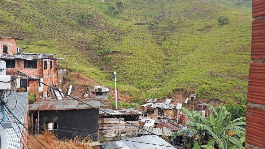 In den ärmsten Vierteln der Stadt Igabué leben die Leute in selbstgebauten Unterkünften ohne Strom oder Kanalisation. Foto: z. Vfg