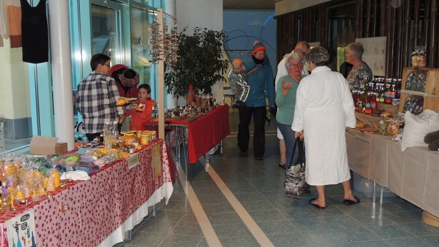 Illa passarella dal Bogn Engiadina Scuol ha gnü lö il bazar d’inviern avant cuort (fotografia: Benedict Stecher).