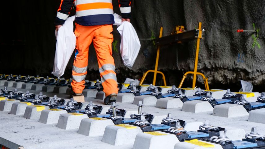 Über diese neuen und innovativen Gleistragplatten rollt ab Montag wieder der RhB-Zugsverkehr zwischen Zuoz und Zernez. Fotos: Jon Duschletta