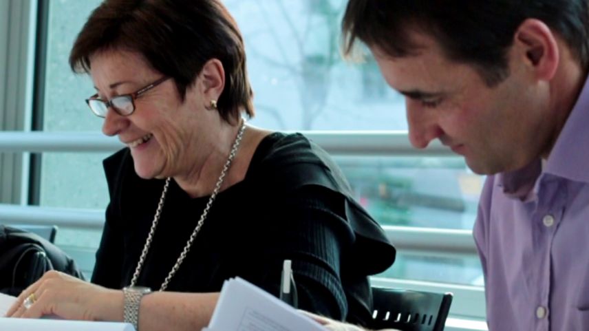 Anna-Alice Dazzi e Gian Michael, commembers da la giuria Pled rumantsch 2016 (fotografia: RTR)