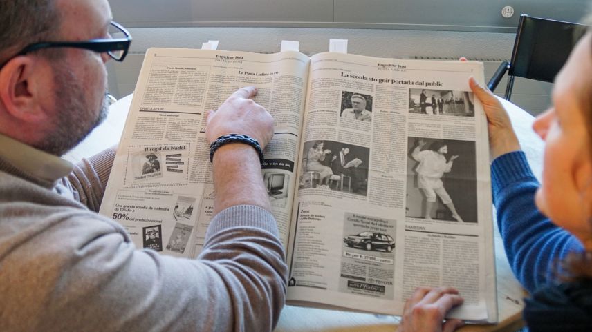 Ils duos redactuors da la Posta Ladina, Nicolo Bass e Selina Bisaz, han sföglià illa prüm’ediziun da la Posta Ladina. Per la prüma Posta Ladina dal 1996 es statta respunsabla Marcella Maier (fotografia: Jon Duschletta).