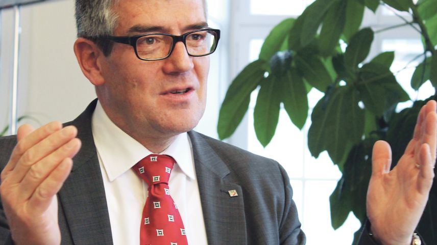 Il cusglier guvernativ Jon Domenic Parolini es stat il prüm president da l’Agentura da Novitads Rumantscha ed es stat in uffizi fin pro si’elecziun illa Regenza a Cuoira (fotografia: Jon Duschletta).