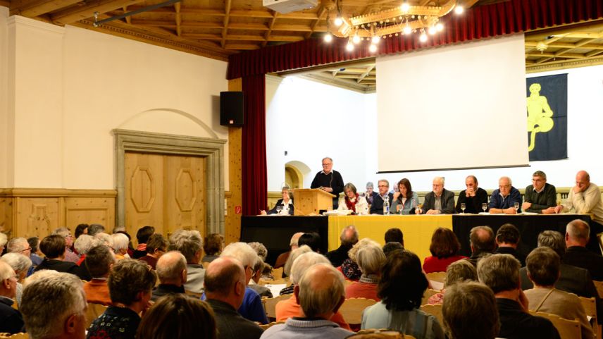 Vollbesetzter Gemeindesaal in Samedan