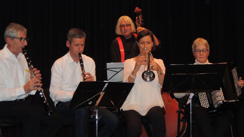 La fuormaziun cun Jachen Erni, Jon Erni, Ueli Mooser, Antonia Albani e Nina Grass (da schnestra) ha sunà i’l sen dad Anton Erni per cha las melodias veglias popularas vivan inavant (fotografia: Benedict Stecher).