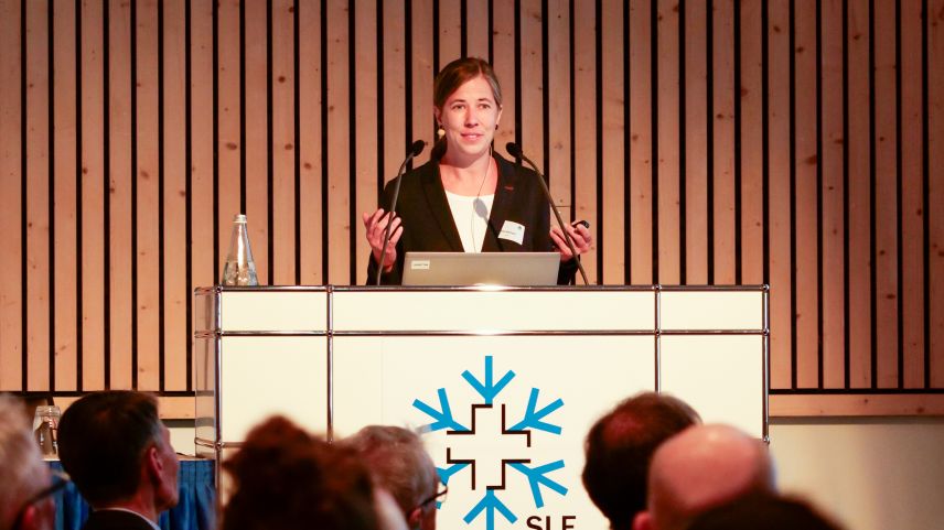 Anne Kempel vom WSL-Institut für Schnee- und Lawinenforschung SLF sprach zum Thema Biodiversitätsverlust und Risiken. Foto: Jon Duschletta