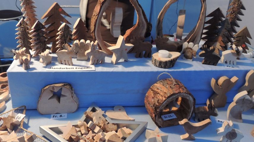 Al marchà d’Advent a Tarasp d’eiran exposts prodots da lain in tuot la fuormas (fotografia: Benedict Stecher).