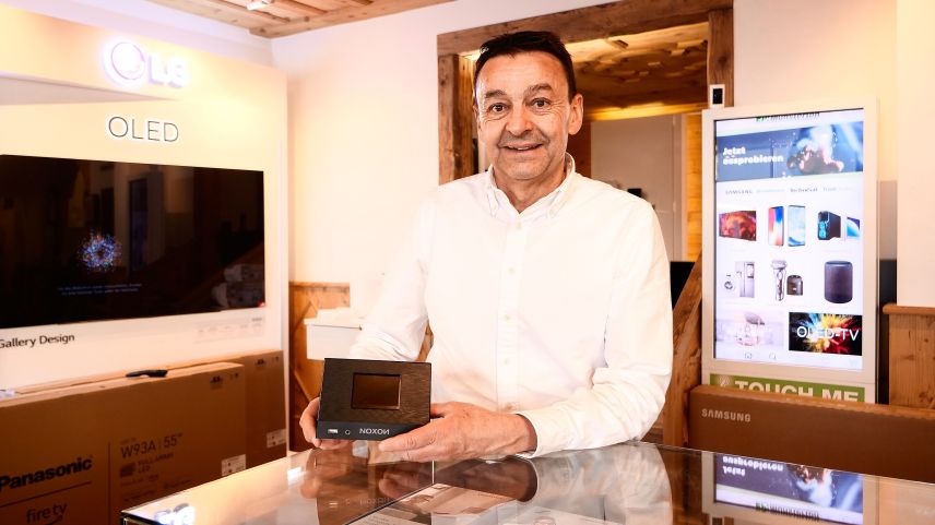 Elektronik-Spezialist Marco Fasciati sieht sich wie auch alle seine Mitbewerber einem regelrechten Run auf DAB-Radios ausgesetzt. Er zeigt einen DAB-Adapter, der aber eigentlich nicht ist, was der Name aussagt. Foto: Jon Duschletta