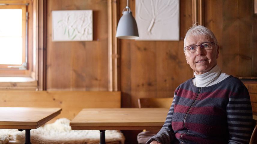 «Meis purtrets da la natüra s’affan bain quia in quist albierg immez la natüra», disch Iris Riatsch (fotografia: Michael Steiner).