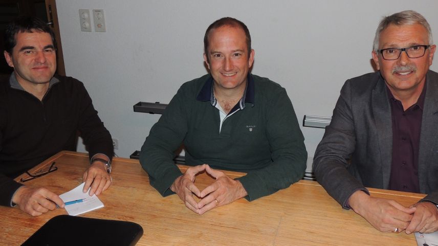 Ils respunsabels dal cumün da Scuol han visità la fracziun da Tarasp. Da schnestra: Thomas Meyer (suprastant), Arno Kirchen (manader da l’uffizi da fabrica) ed il capo cumünal Christian Fanzun (fotografia: Benedict Stecher).