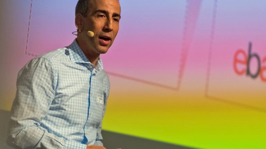 Marc Weder da Microsoft Svizra ha referi davart üna scoula analoga in ün muond digital. El es persvas dal potenzial dal muond digital (fotografia: Lia Rumantscha/Matthias Nutt)