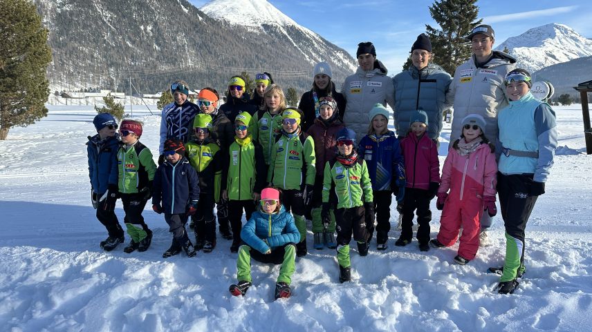 Der Nachwuchs von heute mit dem Nachwuchs von Morgen: Der Skiclub Piz Ot Samedan hat ihre erfolgreichen Athleten empfangen. Foto: z.Vfg.