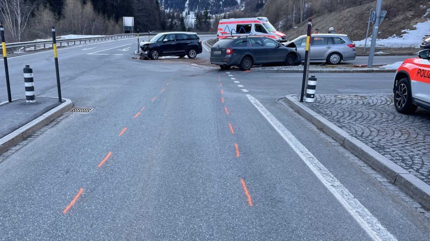 Die Unfallfahrzeuge an der Kreuzung zum Autoverlad Portal in Sagliains.