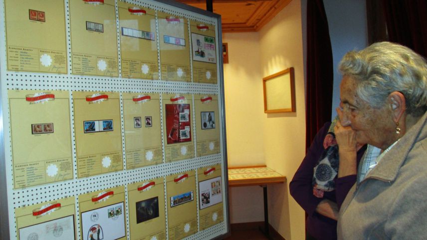 Ill’exposiziun a Sta. Maria in occasiun dal giubileum da l’Uniun filatelista Chalavaina Val Müstair sun gnüdas muossadas da tuottas sorts marcas e cartulinas eir dad oters chantuns (fotografia: Helga Danz).