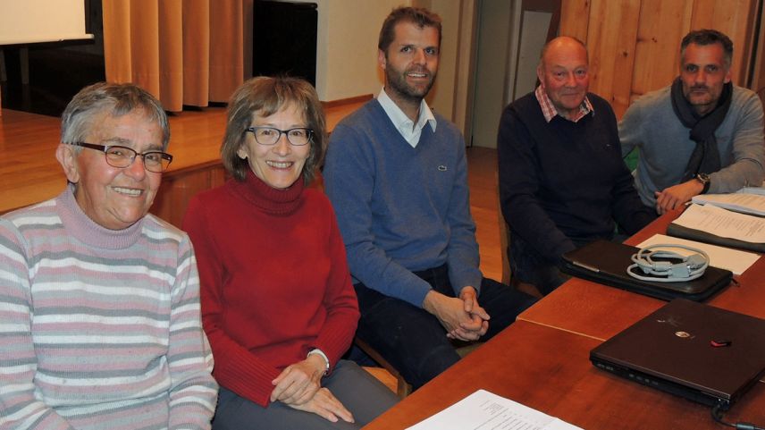 Il consistori da la Corporaziun evangelica Scuol Tarasp cun Berta Burger, Erna Koller, Adrian Barbüda (fiduziari), Peder Rauch e Chasper Fried (da schnestra) ha eir approvà il preventiv pel 2017 (fotografia: Benedict Stecher).