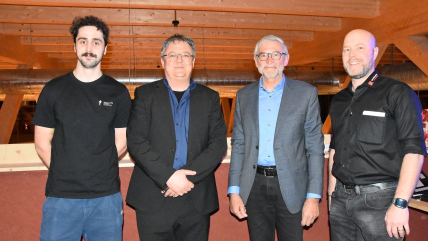 Nouvs commembers illa suprastanza da la Società da commerzi e mansteranza Engiadina Bassa. Da schnestra: Jon Fanzun, il nouv president Jon Armon Strimer, il president partent Richard à Porta e Stefan Kläy (fotografia: Nicolo Bass).
