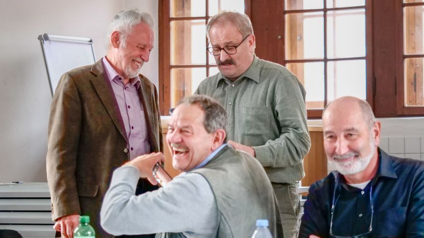 Fritz Felix (schnestra) es gnü dat il cumgià sco administratur e chaschier da la CEE dal president Victor Peer.  Davantvart Riet Campell, president cumünal da S-chanf, e Peder Caviezel, capo da Valsot. fotografia: Jon Duschletta