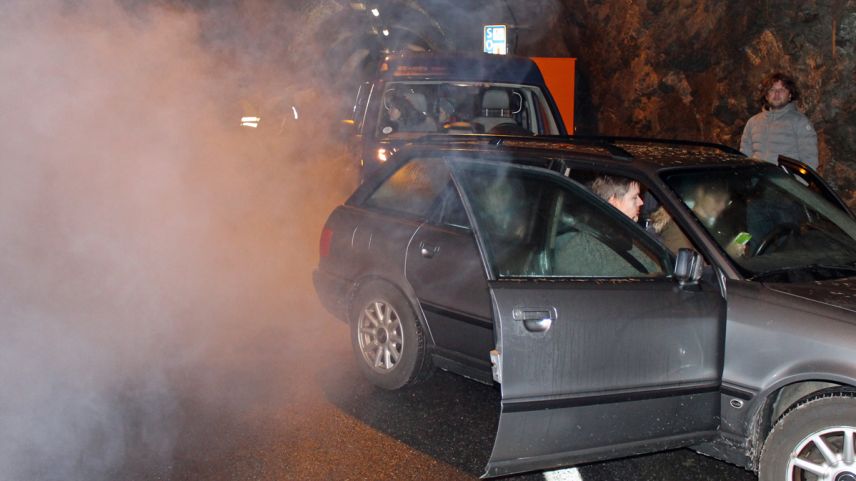 Pro l’exercizi vaiva chaschunà ün bus ün accidaint cun fö immez il tunnel (fotografia: Seraina Kuntner/OEE).