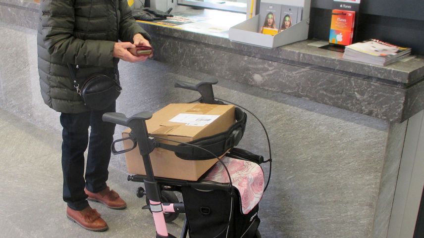 Ursula Albertini aus Silvaplana schätzt die vielfältigen Möglichkeiten, welche ein Rollator im Alltag mit sich bringt. Foto: Katharina von Salis