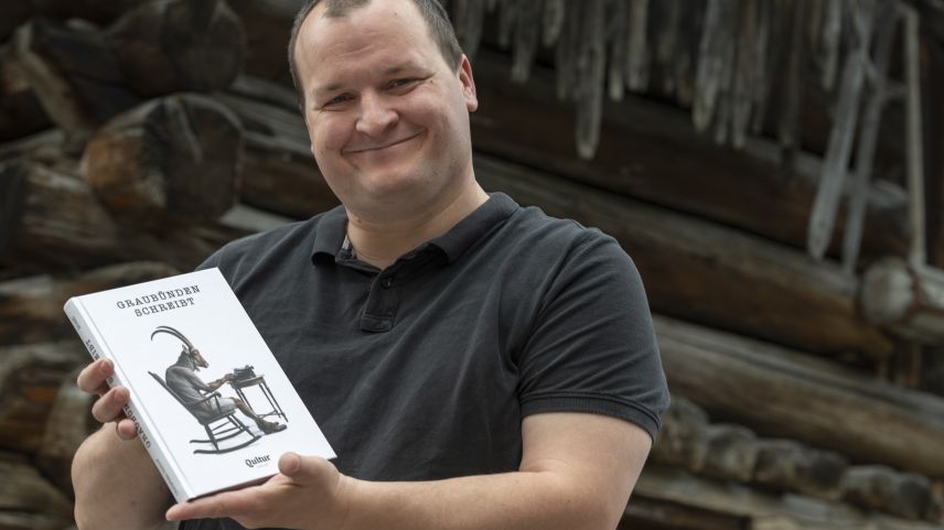 Autor Christian Imhof und sein jüngstes Werk. Foto: Qultur Verlag