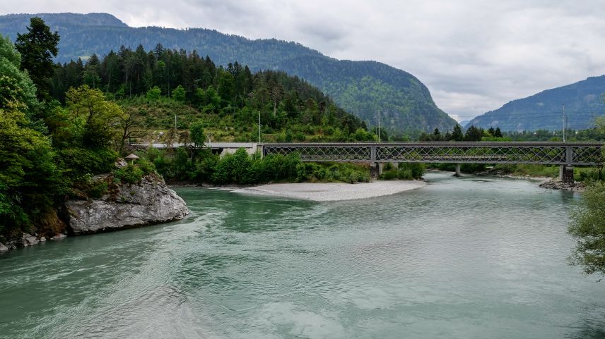 Der Zusammenfluss von Hinter- und Vorderrhein bei Reichenau-Tamins.