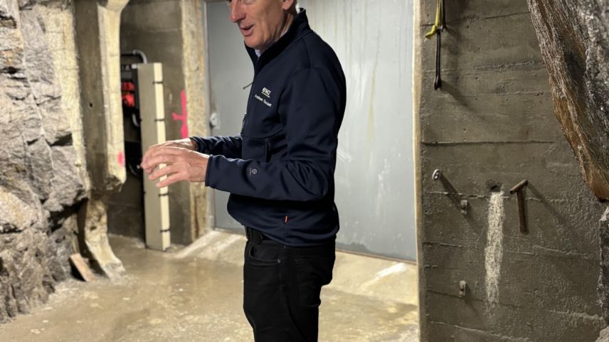 Andres Fasciati erklärt den Anwesenden den Ablauf der Bauarbeiten. Er ist Projektleiter und verantwortlich für die Wasserkraftwerke der EWZ im Bergell.    Foto: Lorenzo Tuena 