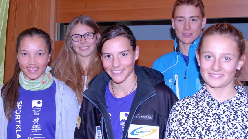 Der Alpin-Nachwuchs freut sich auf die WM in St. Moritz. Von links: Jenny Merz, Domenica Mosca, Laura Lindegger, Florian Rechsteiner und Mirja Malgiaritta (Foto: Nicolo Bass).
