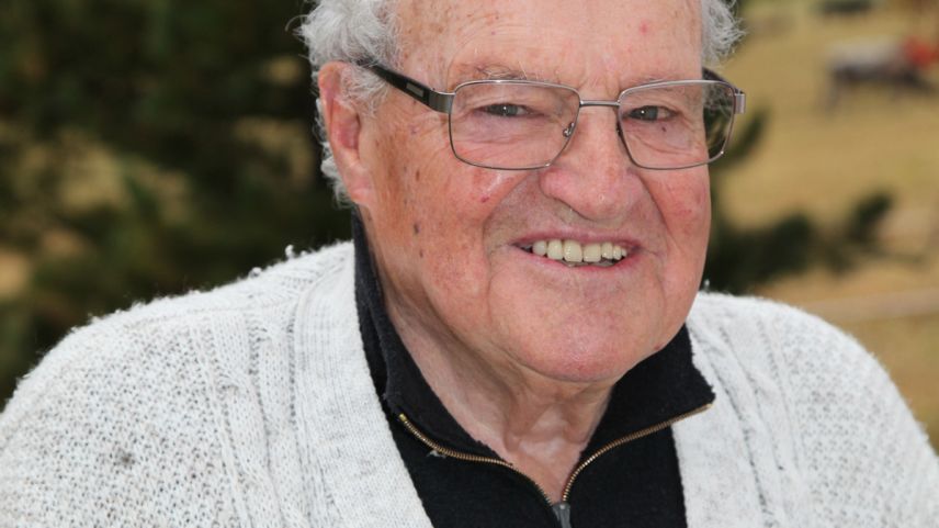 Oswald Toutsch da Tschierv ha lavurà sur ons per edir seis cudesch «Tschierv». Documainta veglia pissera per algordanzas e quia o là eir per ün rier o qualche larma (fotografia: Martina Fontana).