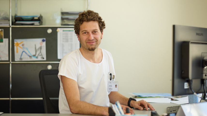 Marek Nemec, schefmeidi da la medicina interna da l'Ospidal Engiadina Bassa a Scuol (fotografia: Michael Steiner).