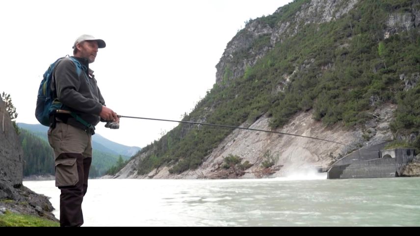 Il pes-chader Fabian Denoth da Zernez es cuntaint da pudair darcheu pes-char i’l lai d’egualisaziun Ova Spin (fotografia: RTR).