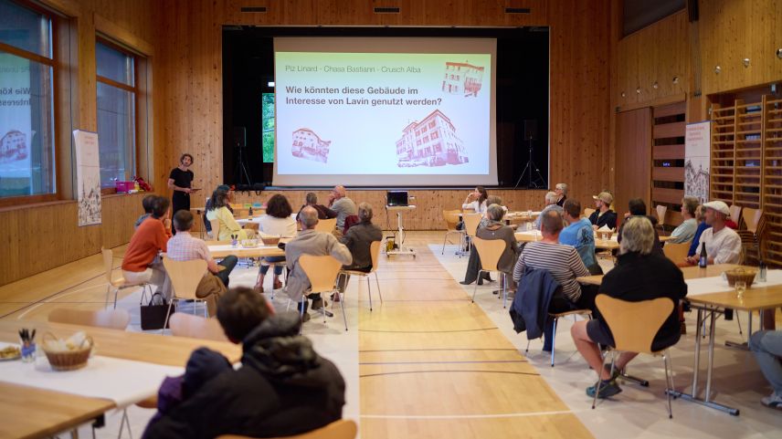 Las partecipantas ed ils partecipants han skizzà il futur da Lavin sün  cedlas da post-it a la sairada da dialog (fotografia: Michael Steiner).