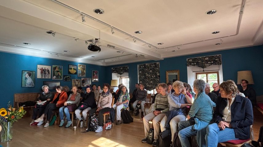 Il ravuogl da las scolaras e scolars da la prüma Eivna da lingua e cultura, chi’d ho cumanzo quist lündeschdi illa Chesa Planta a Samedan. fotografia: Martin Camichel