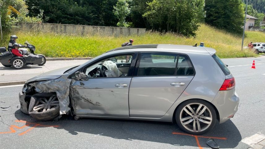 Das beschädigte Auto. Foto: Kantonspolizei Graubünden