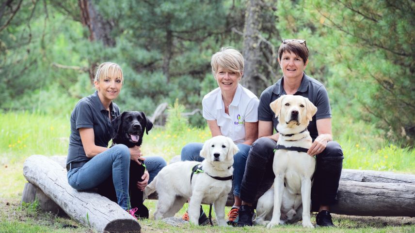 Die Präsidentin von «EpiDogs for Kids», Madlaina Blapp-Franziscus (rechts), ist im Engadin aufgewachsen und organisiert jedes Jahr ein Wochenendseminar des Vereins im Tal. Fotos: z. Vfg