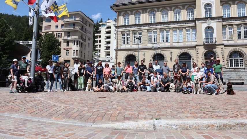 Gruppenbild nach einem Training zum Thema Verhaltensbeobachtung in St. Moritz. 30 Erwachsene, 20 Kinder und 15 Hunde trafen sich für einen Erfahrungsaustausch über ihre Epilepsiewarnhunde