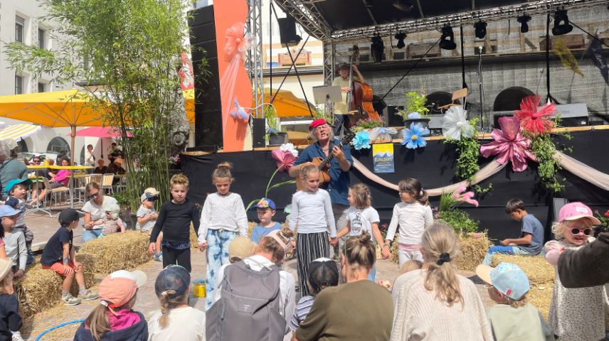 Linard Bardill in seinem Element an der Tavolata in St. Moritz. Foto: Gianina Flepp