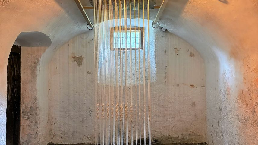 L’ouvra d’art «Croce Bianca» da Manuela Dorsa, exposta i’l murütsch da la Chesa Planta Samedan. Il gener da quell’ovra es «arte povera». fotografia: Martin Camichel