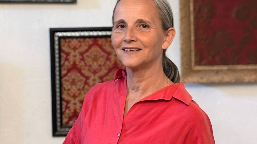 L’artista e scenografa Manuela Dorsa es daspö trais ans respunsabla per la concepziun da locals ed exposiziuns illa Chesa Planta Samedan. L’ouvra d’art «Croce Bianca» es exposta i’l murütsch. fotografias: Martin Camichel