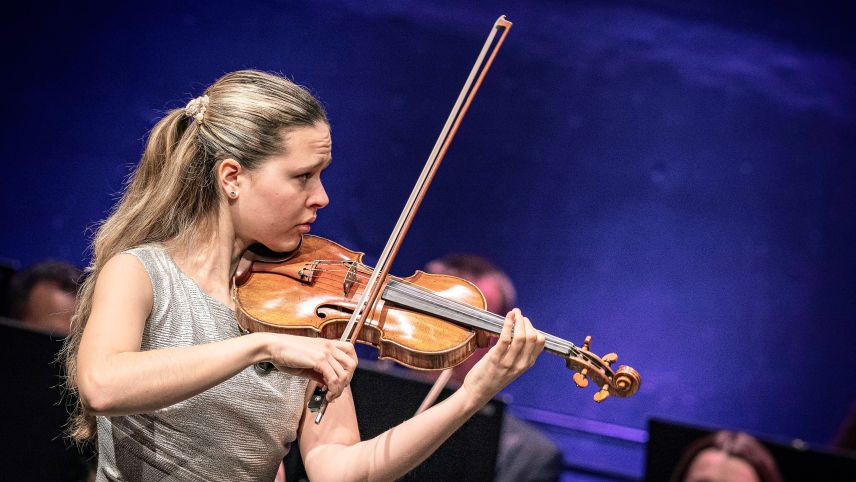 Am Eröffnungskonzert des Engadin Festivals war die junge Geigerin Anna Naomi Schultsz zu erleben. Sie spielte unter der Leitung ihres Vaters, Jan Schultsz, und mit dem Philharmonischen Orchester Pilsen. Fotos: Quim Vilar