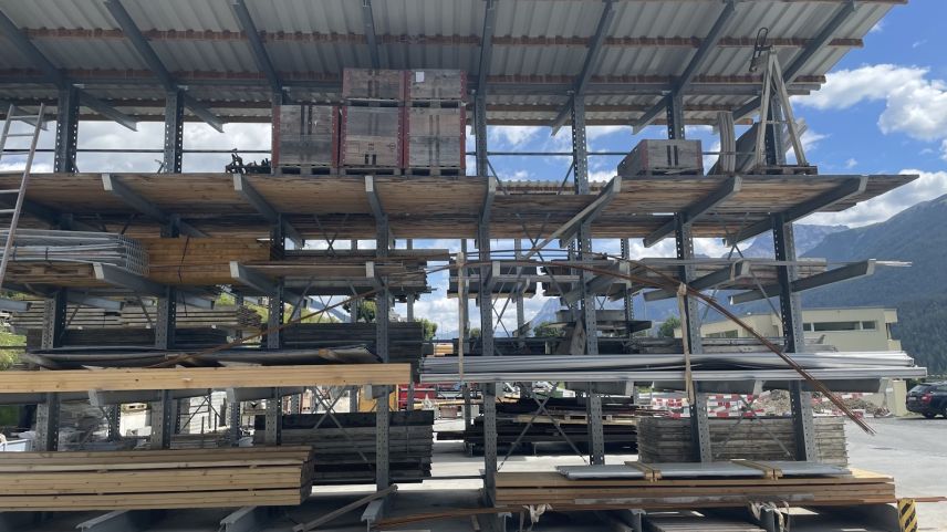 Der Arbeiter erlitt beim Sturz Verletzungen unbestimmten Grades.