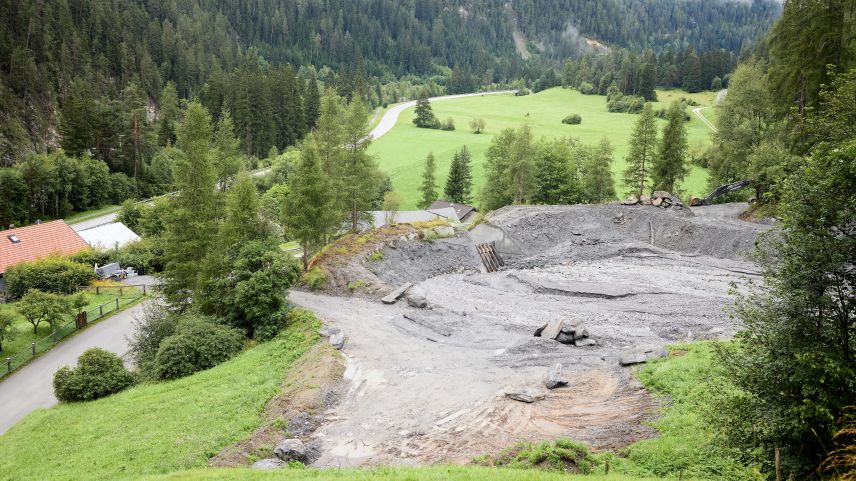 Var 10 000 meters cubic material s’han ramassats i’l batschigl da cumpensaziun a Martina davo la strasora da l’eivna passada (fotografia: Martin Camichel).