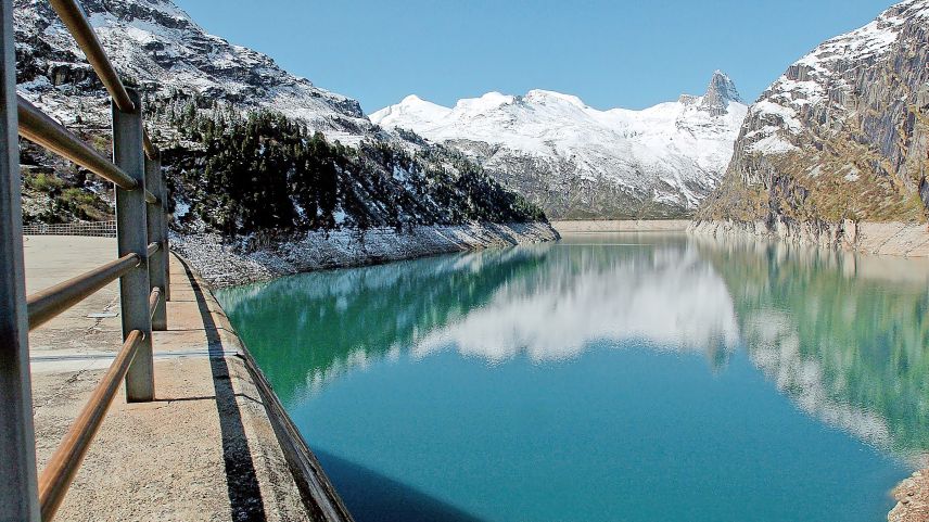 Üna da bleras ouvras idraulicas i’l chantun Grischun chi han pisserà dal 2024 per chaschas plainas in plüs cumüns: il Lai da Zervreila aintasom la Val S. Pieder (fotografia: Somedia).