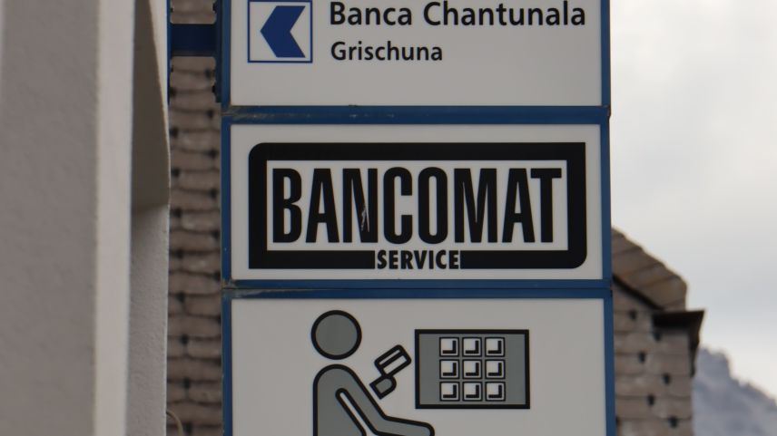 Üna charta averta pretenda cha’Il bancomat a Sent, chi’d es gnü tut our d’funcziun la mità da lügl, gnia darcheu reactivà (fotografia: Martin Camichel).