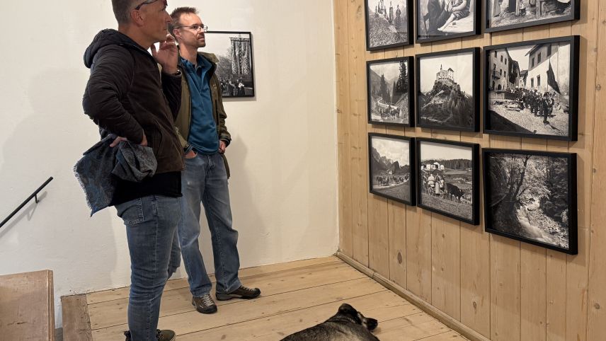 In tuot la Chasa Curuna as poja admirar fotografias. fotografia: Fadrina Hofmann