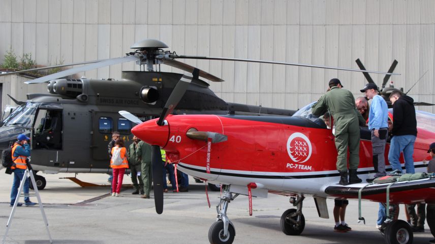  An verschiedenen Stationen, vom Segelflieger bis zum PC-7, erfahren die am JULA teilnehmenden Jugendlichen vieles über die Fliegerei. Fotos: Stefanie Wick