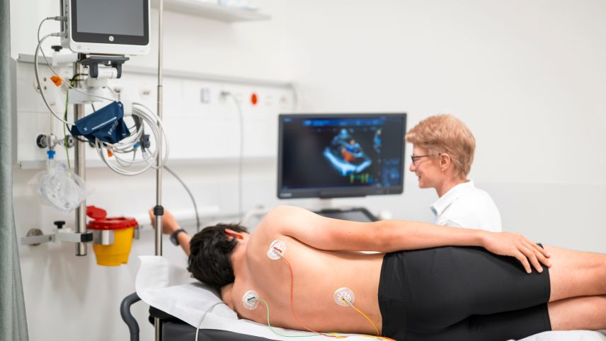 Dagmar Keller Lang macht einen Herz-Ultraschall, der ein zentraler Bestandteil von Vorsorgeuntersuchungen zur Früherkennung von Herzkrankheiten ist. Foto: Mayk Wendt