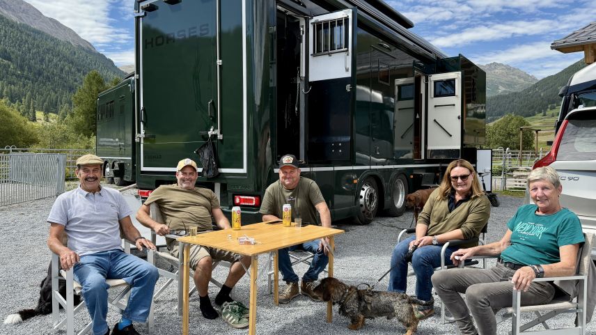 Die Geselligkeit gehört beim Concours Hippique Zuoz dazu. Foto: Fadrina Hofmann