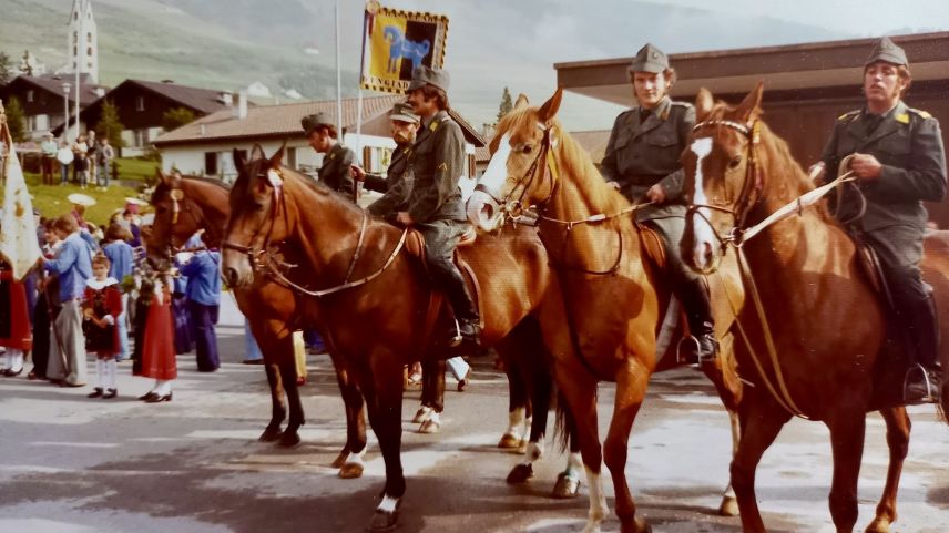 Früher wurde noch in Uniform geritten. Foto: Duri Casty